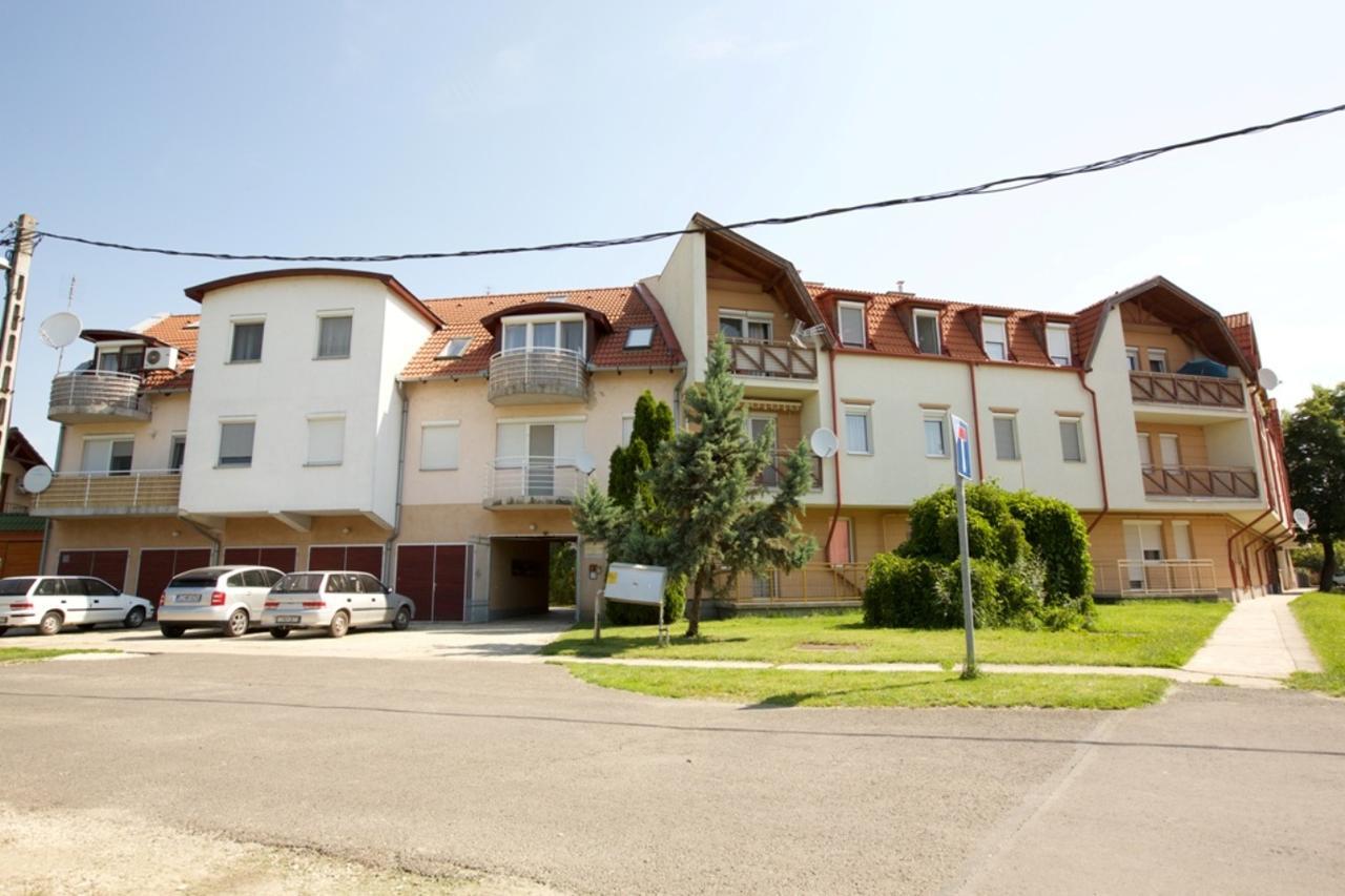 Zoli Apartmanok-Adri Koelcsey 32 Hajduszoboszlo Exterior photo